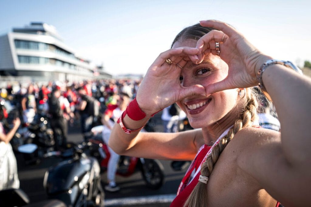 World Ducati Week 2026: Drei Tage voller Leidenschaft zum 100-jährigen Jubiläum 2 WDW 2024 - Weiblicher Fan mit Herz-Geste
