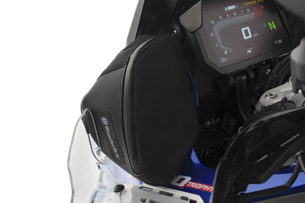 Wunderlich Windabweisertaschen – cleverer Stauraum für die BMW R 1300 GS Adventure 1 Wunderlich Windabweisertaschen BMW R 1300 GS Bild Montage am Motorrad links
