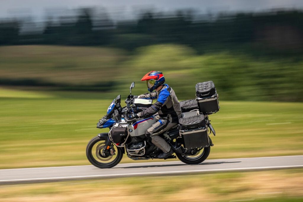 Wunderlich Windabweisertaschen BMW R 1300 GS Lifestylebild Motorrad auf Landstraße