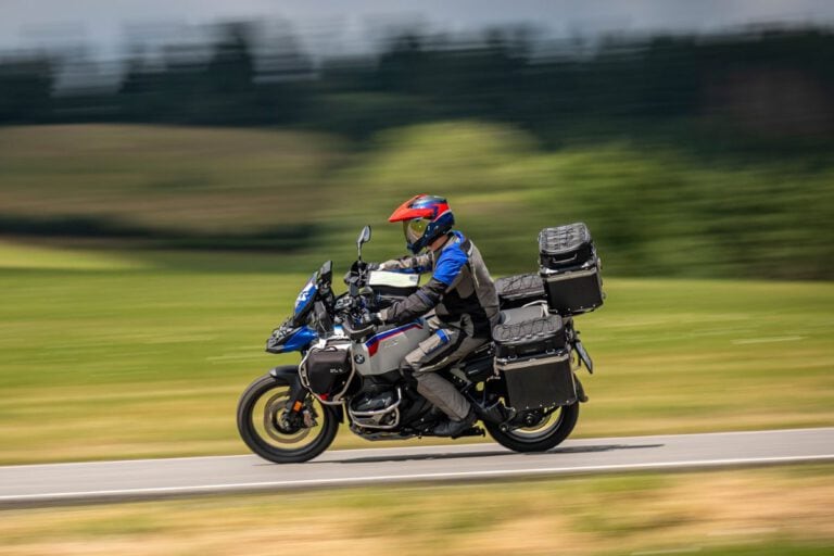 Wunderlich Windabweisertaschen BMW R 1300 GS Lifestylebild Motorrad auf Landstraße