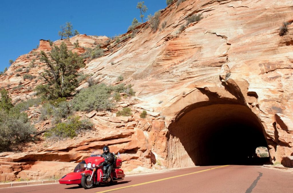 Utahs Scenic Byways – hier ist der Weg das Ziel 5 Zion-Mount Carmel Highway Tunnel Utah Scenic Byways © James Glover