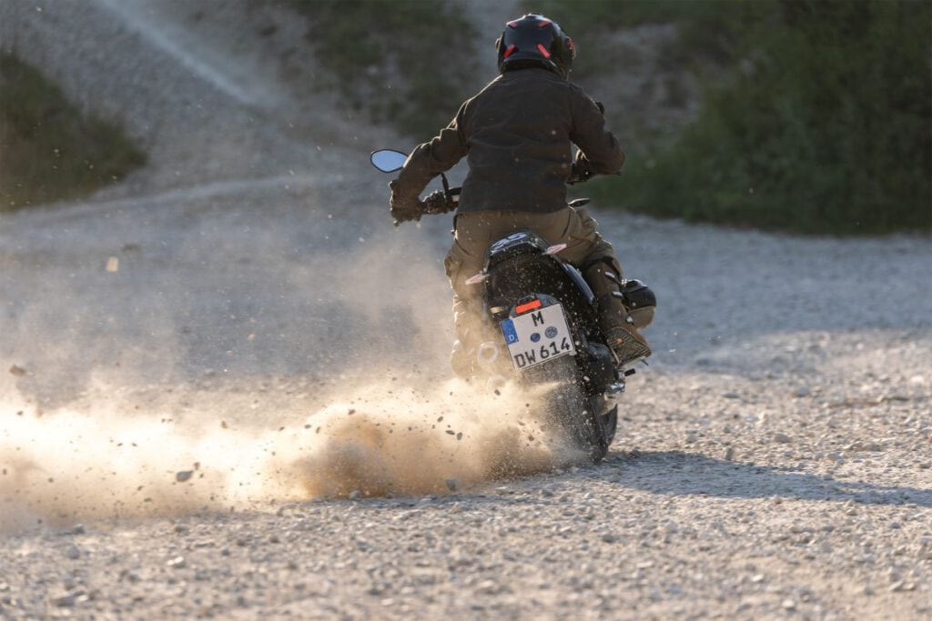 Zubehörpaket BMW R 12 nineT The Tracker Fahrtbild Ansicht von hinten