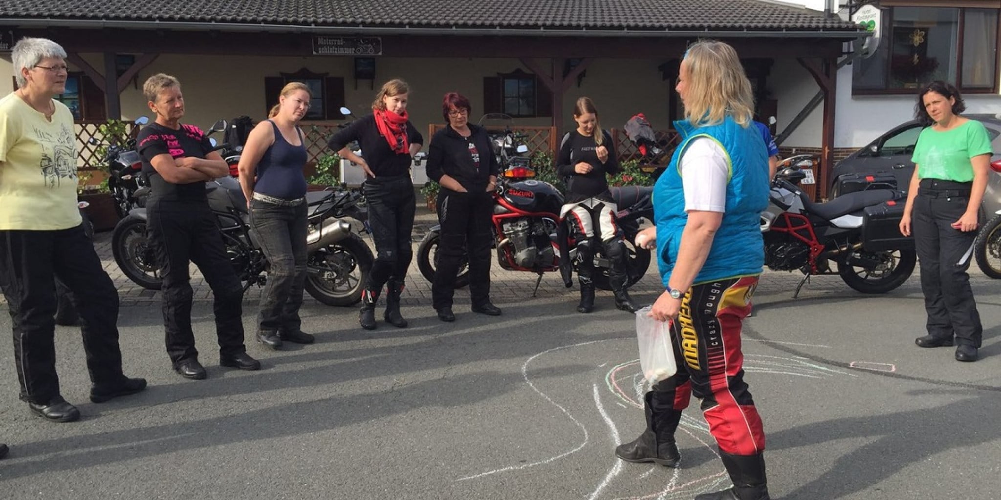 Es erwarten dich 2,5 Tage im Saarland mit netten Biker:innen inkl. Touren, Sicherheits- und Kurventraining mit Astrid Althoff. Motorradwochenende.