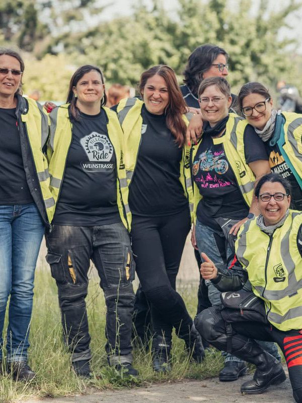 Fellows Ride @SHE RIDES Summit 2024 Gipfeltreffen motorradfahrender Frauen auf Burg Breuberg in Hessen.