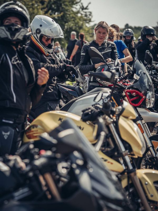 Fellows Ride @SHE RIDES Summit 2024 Gipfeltreffen motorradfahrender Frauen auf Burg Breuberg in Hessen.