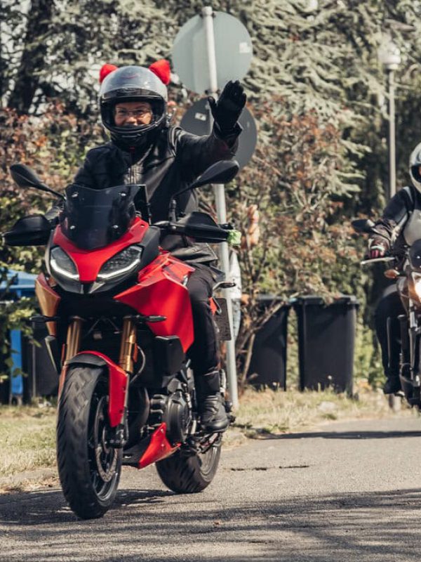 Fellows Ride @SHE RIDES Summit 2024 Gipfeltreffen motorradfahrender Frauen auf Burg Breuberg in Hessen.