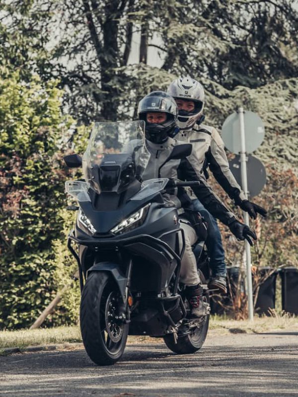 Fellows Ride @SHE RIDES Summit 2024 Gipfeltreffen motorradfahrender Frauen auf Burg Breuberg in Hessen.