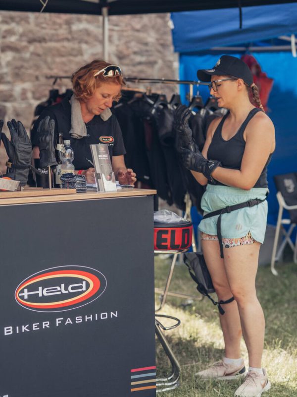 SHE RIDES Summit 2024 Gipfeltreffen motorradfahrender Frauen auf Burg Breuberg in Hessen.