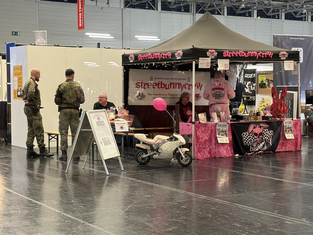 INTERMOT 2025 Erfahrungsbericht: Große Bühne, viel Show – wenig Neues 4 Communitybild - Bunnies und Bundeswehr