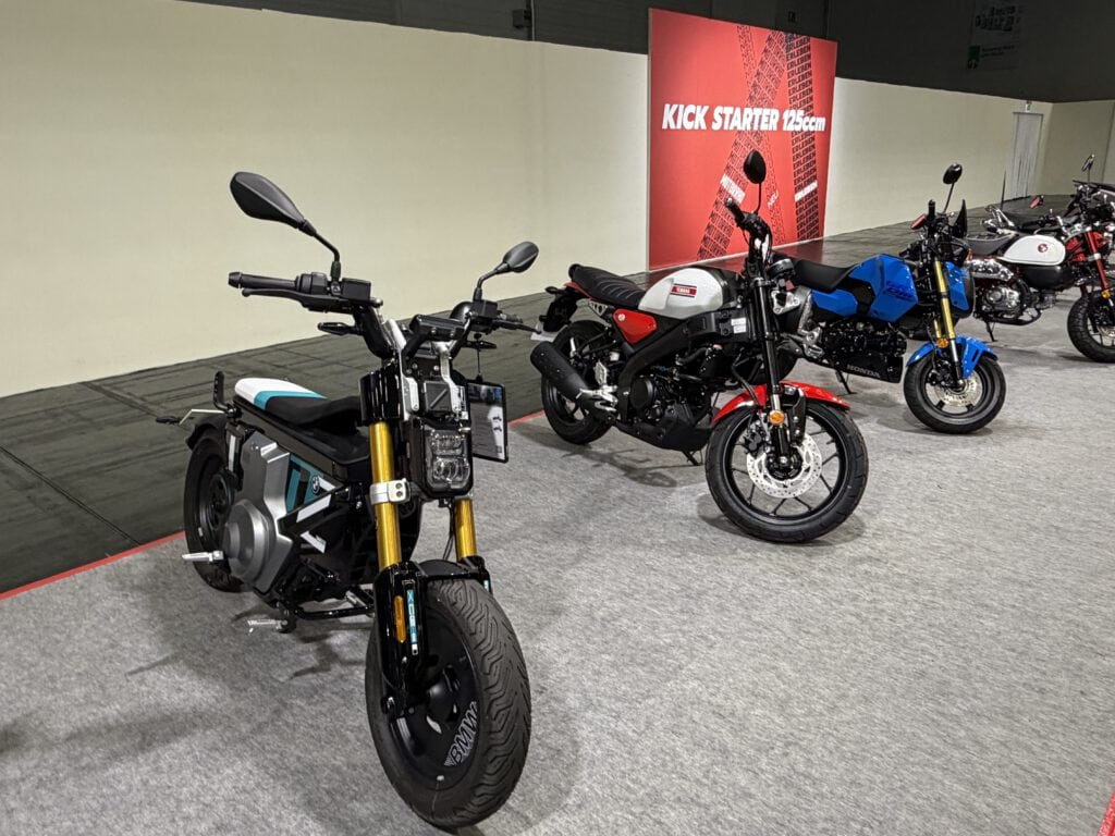 INTERMOT 2025 Erfahrungsbericht: Große Bühne, viel Show – wenig Neues 10 Intermot 2025 Kickstarter 125 2. Bild