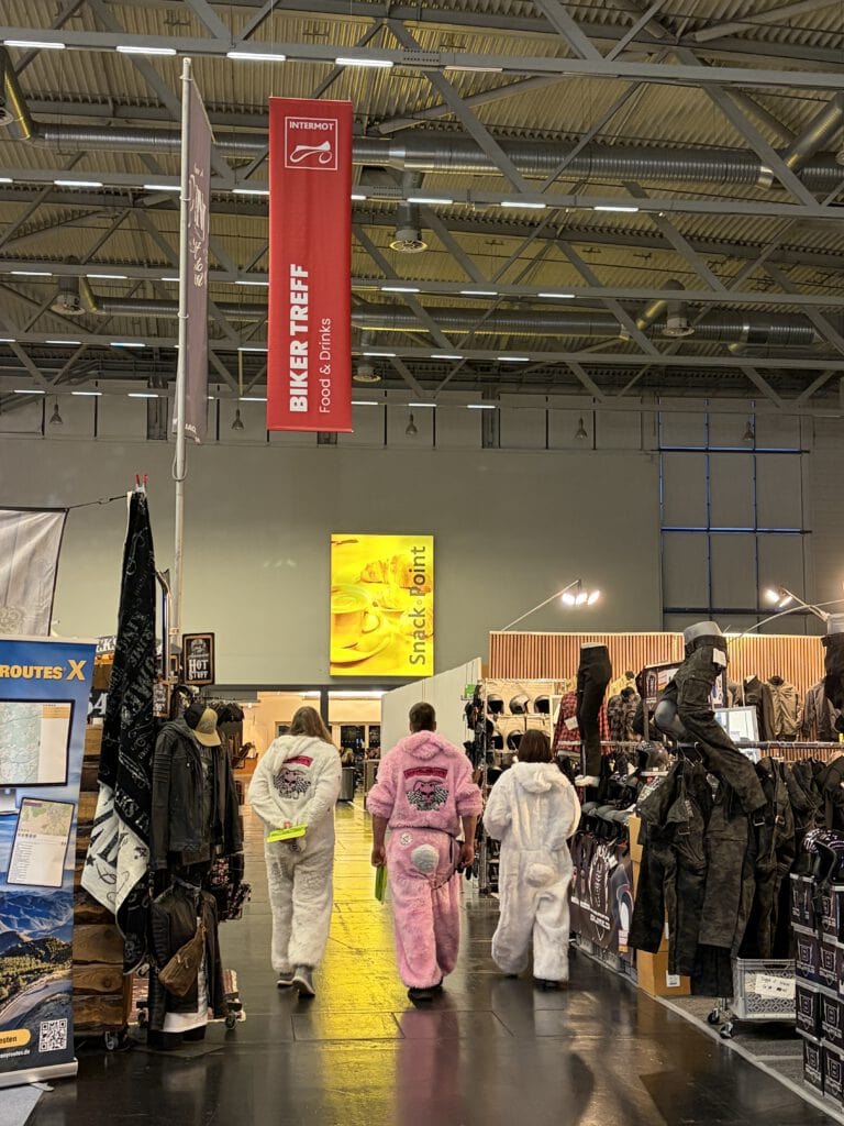 INTERMOT 2025 Erfahrungsbericht: Große Bühne, viel Show – wenig Neues 17 Intermot 2025 Bikertreff und Streetbunnies