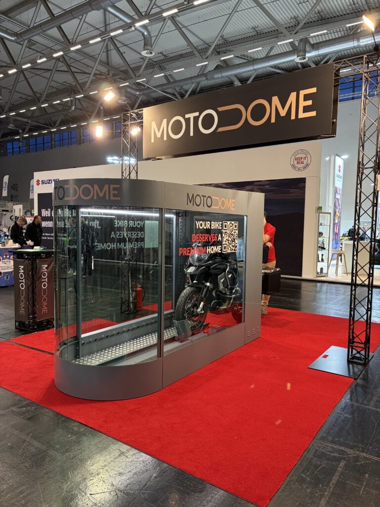 INTERMOT 2025 Erfahrungsbericht: Große Bühne, viel Show – wenig Neues 14 Intermot 2025 Stand Motodome