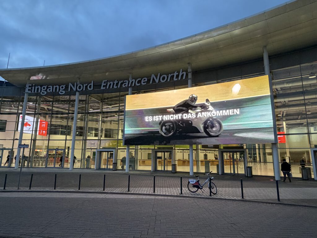 INTERMOT 2025 Erfahrungsbericht: Große Bühne, viel Show – wenig Neues 1 Intermot 2025 Eingang Messegelände Fahrbild