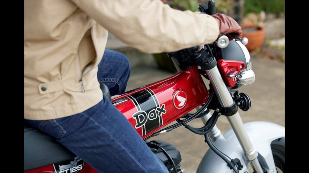 Honda Dax ST125: Das beliebte Minibike ist zurück 6 maxresdefault
