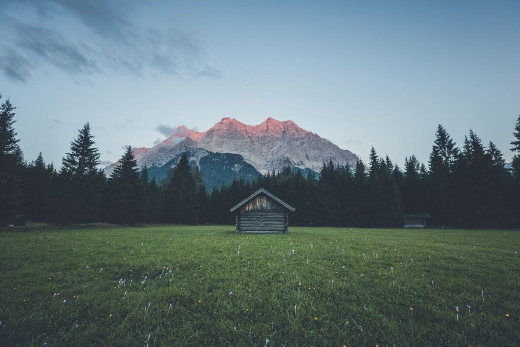 Atemberaubende Zugspitzregion. Tipps für kulturelle Highlights entlang malerischer Straßen für deine Motorradtour im Herbst. Zugspitze | Touren